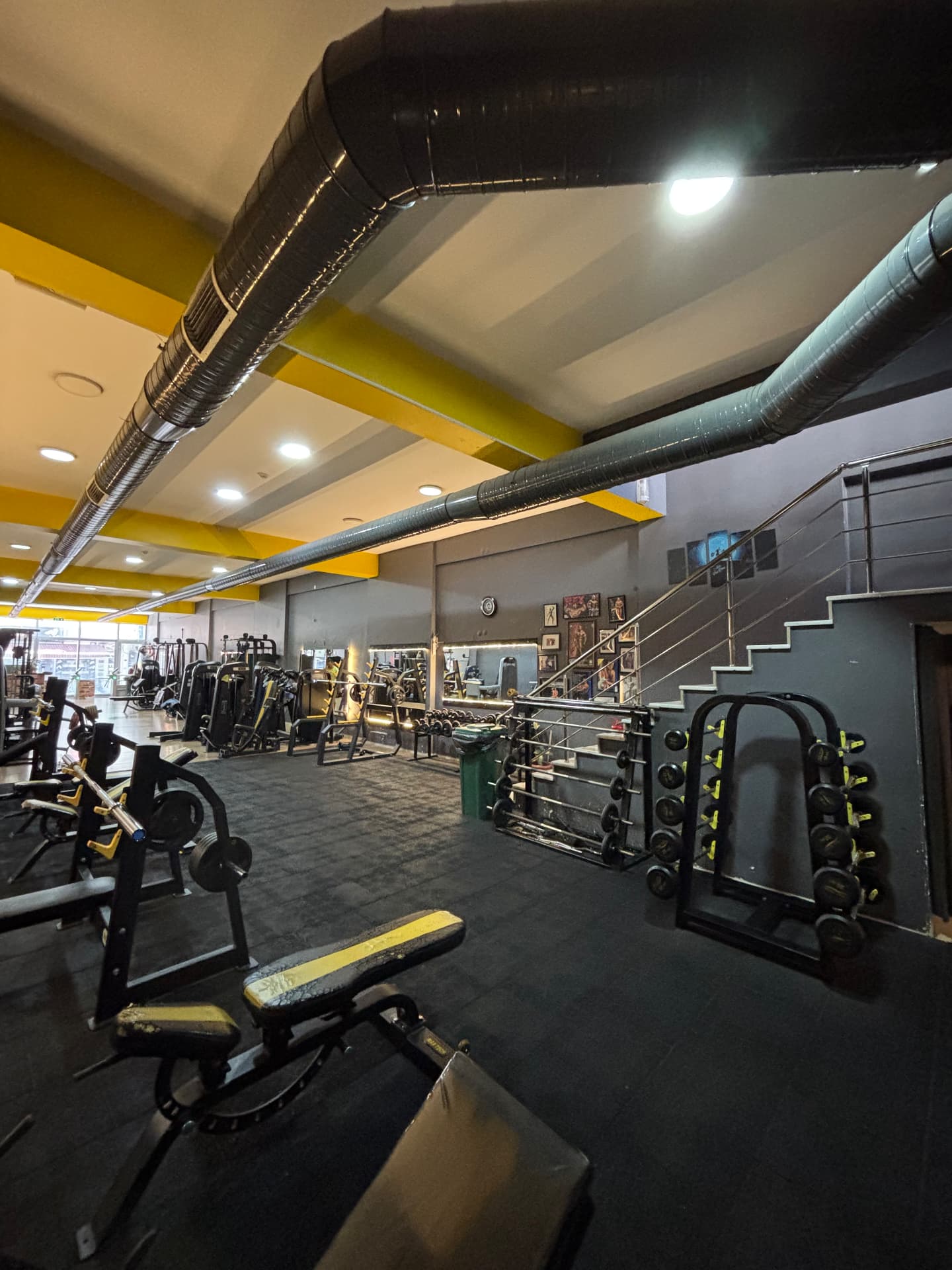 MEKIBU fitness salonunda serbest ağırlık ve makine alanı
