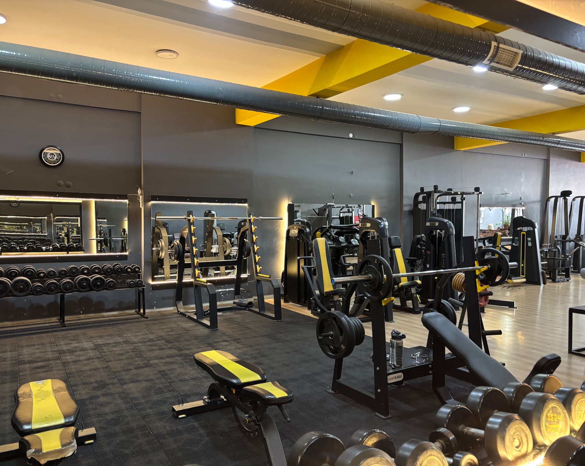 MEKIBU Spor Kulübü geniş ve modern fitness salonu