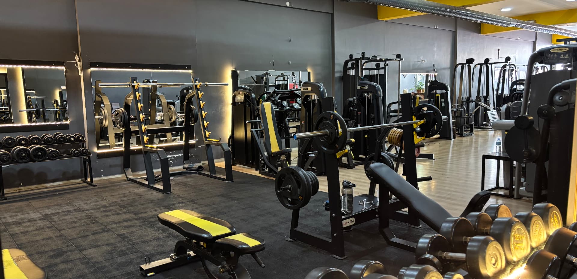 MEKIBU geniş fitness ve serbest ağırlık alanı